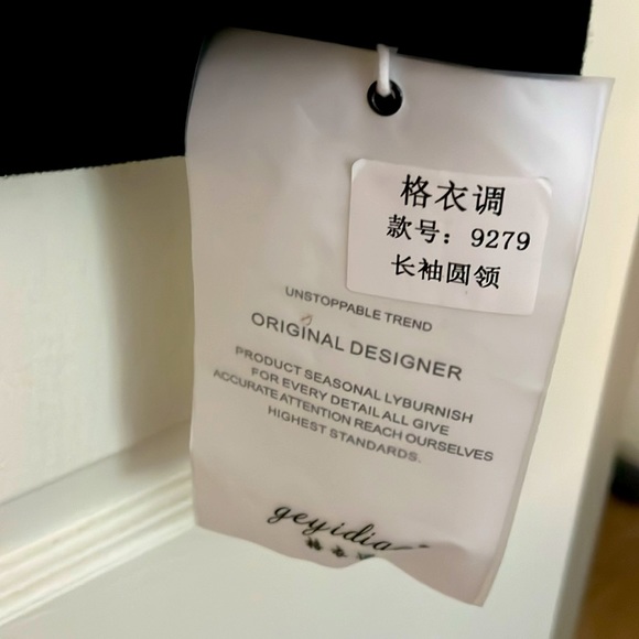 NWT JUNIORS LONG SLEEVE HELLO KITTY SWEATSHIRT : SIZE LARGE - Picture 2 of 6